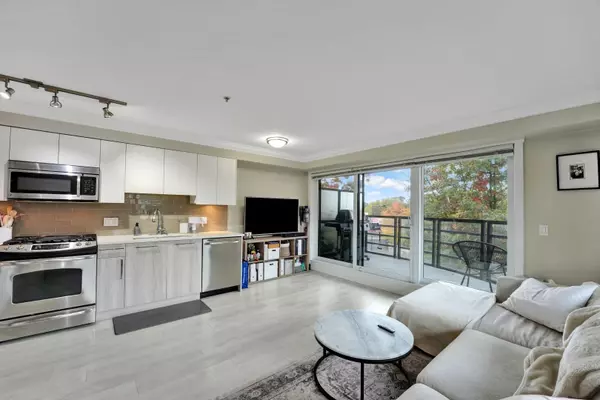 North Vancouver, BC V7P 1M5,857 W 15th ST #309