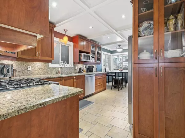 Burnaby, BC V5C 2Y5,4767 Union ST