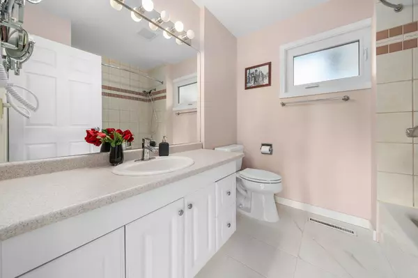 1025 Beaufort RD North Vancouver, BC V7G 1R8
