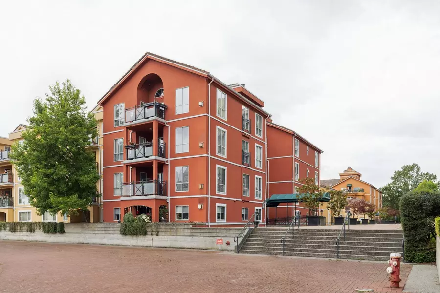 6 Renaissance SQ #104, New Westminster, BC V3M 6N8