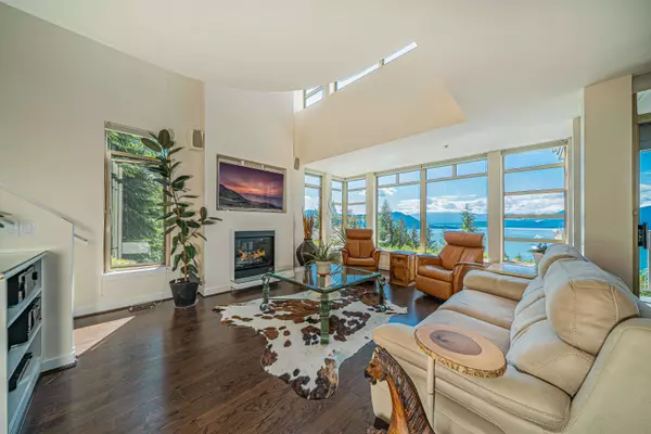 West Vancouver, BC V7W 3J7,8664 Seascape DR