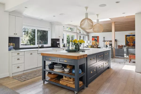 West Vancouver, BC V7W 2V4,4445 Stone CT