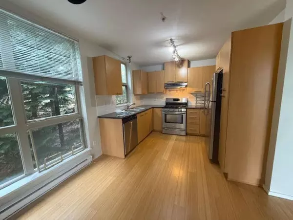 9339 University CRES #404, Burnaby, BC V5A 4Y1