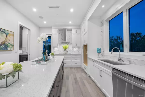 838 Stevens ST White Rock, BC V4B 4X2