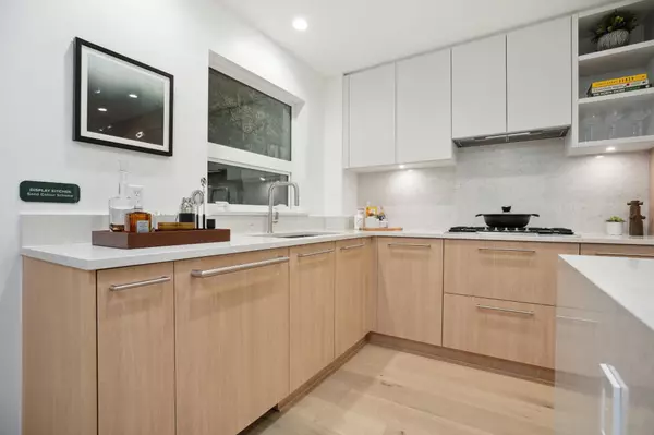 North Vancouver, BC V7P 1Y3,2050 Glenaire DR #141