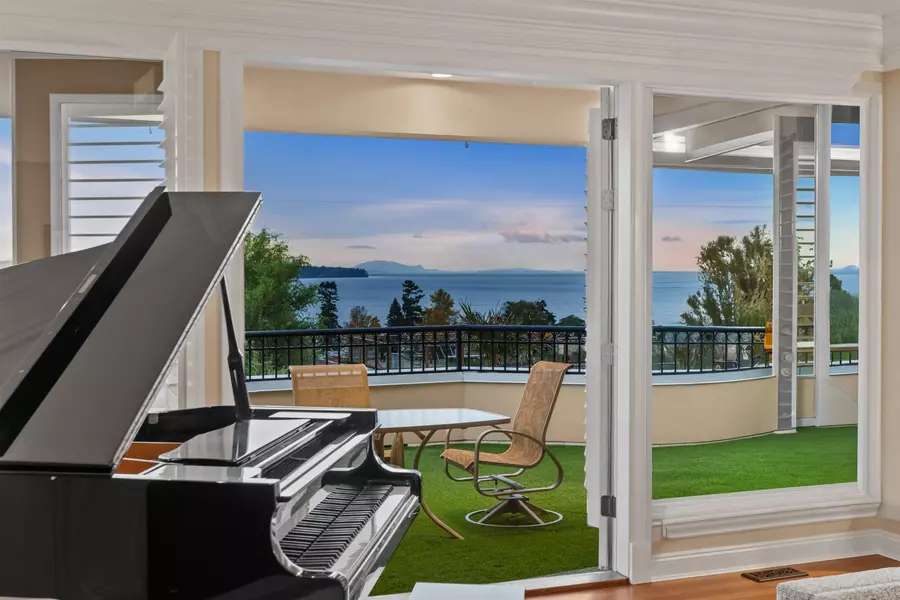 15781 Pacific AVE, White Rock, BC V4B 1S5