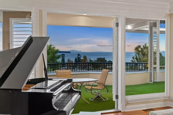 15781 Pacific AVE, White Rock, BC V4B 1S5