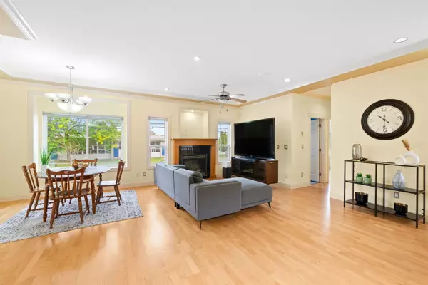 Burnaby, BC V5G 1Z2,3806 Pine ST