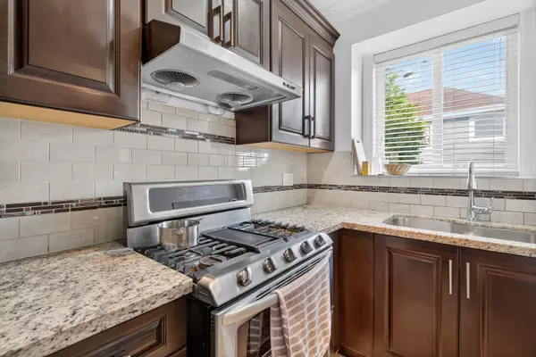 13255 62 AVE Surrey, BC V3X 2H7