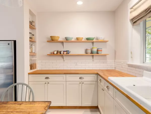 1245 Miller RD Bowen Island, BC V0N 1G1