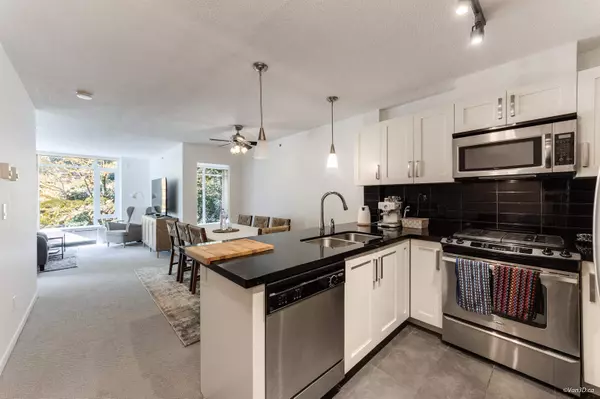 Burnaby, BC V5C 0E9,2133 Douglas RD #209