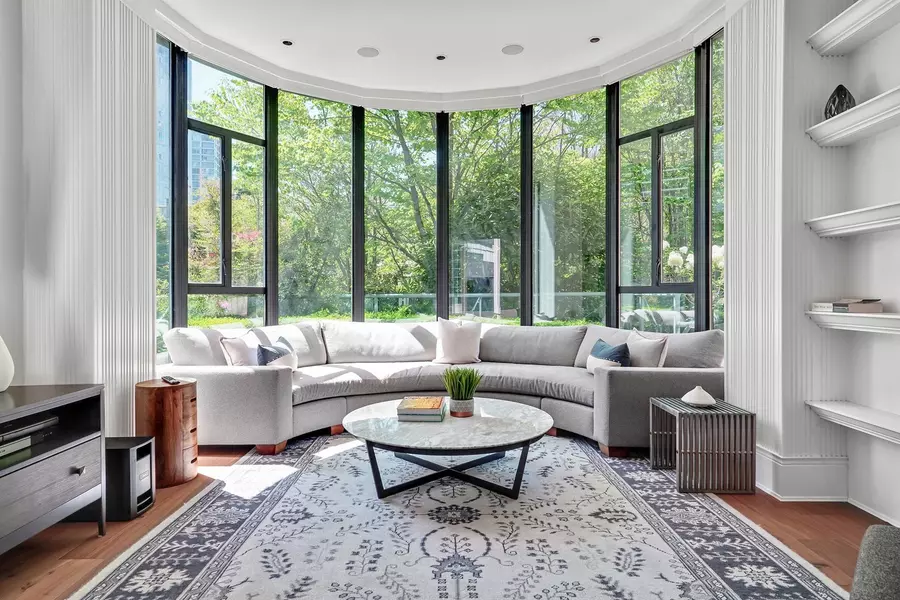 281 Smithe ST, Vancouver, BC V6B 5W4