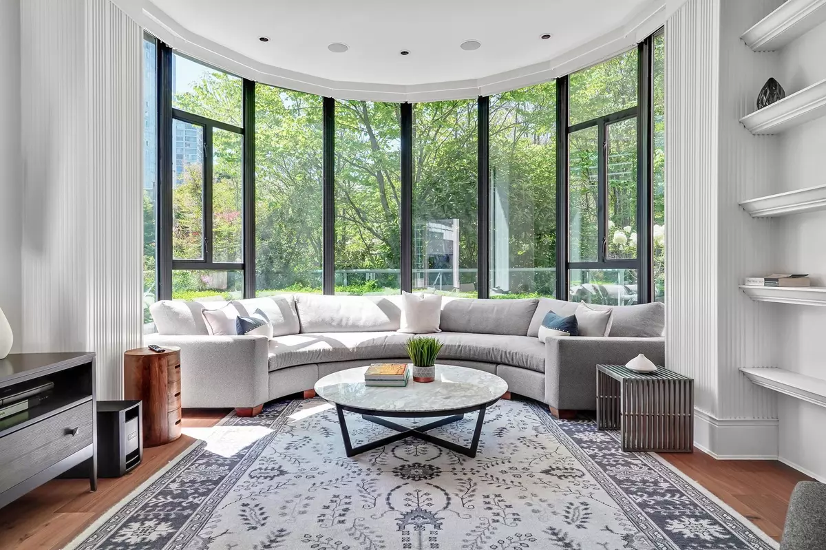 Vancouver, BC V6B 5W4,281 Smithe ST