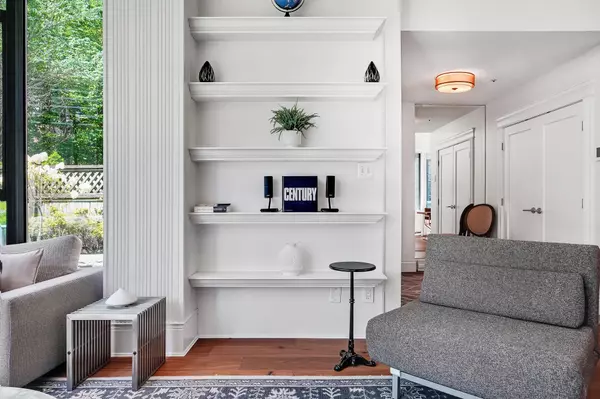 Vancouver, BC V6B 5W4,281 Smithe ST