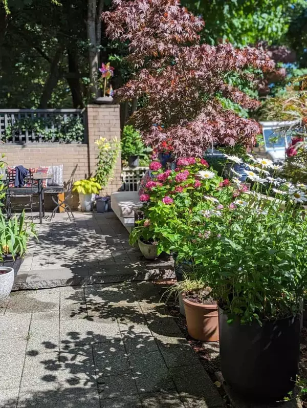 North Vancouver, BC V7L 1C7,328 E 2nd ST #2