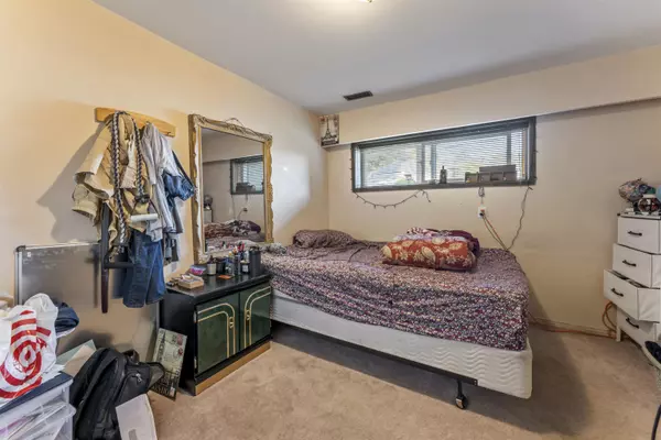 9761 124a ST Surrey, BC V3V 4W2