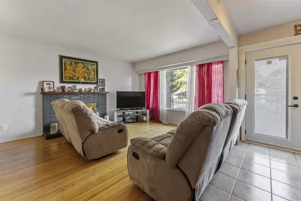 9761 124a ST Surrey, BC V3V 4W2