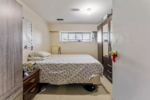 9761 124a ST Surrey, BC V3V 4W2