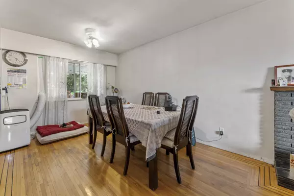 9761 124a ST Surrey, BC V3V 4W2