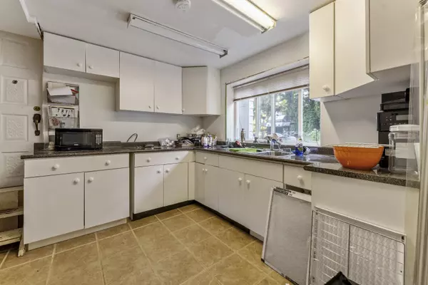 9761 124a ST Surrey, BC V3V 4W2