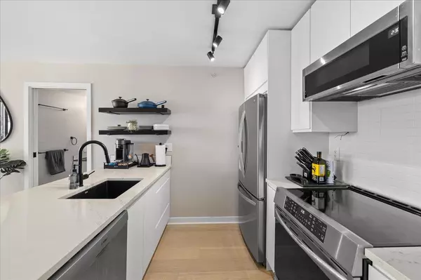 928 Homer ST #2308 Vancouver, BC V6B 1T7