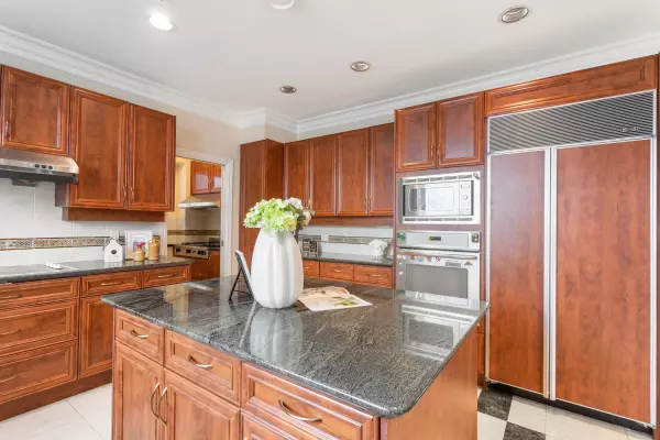 1088 W 42nd AVE Vancouver, BC V6M 2A8