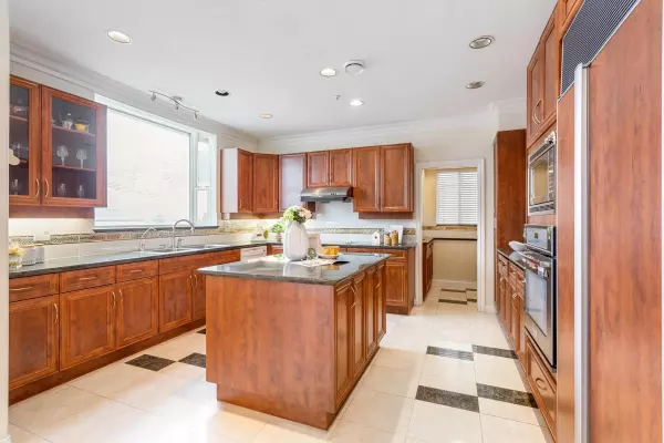 1088 W 42nd AVE Vancouver, BC V6M 2A8