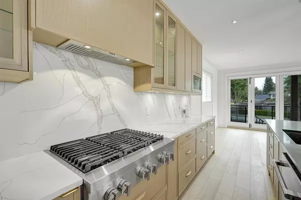 13915 Blackburn AVE White Rock, BC V4B 3H9