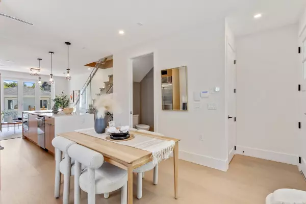 Vancouver, BC V6R 3H7,2658 Waterloo ST