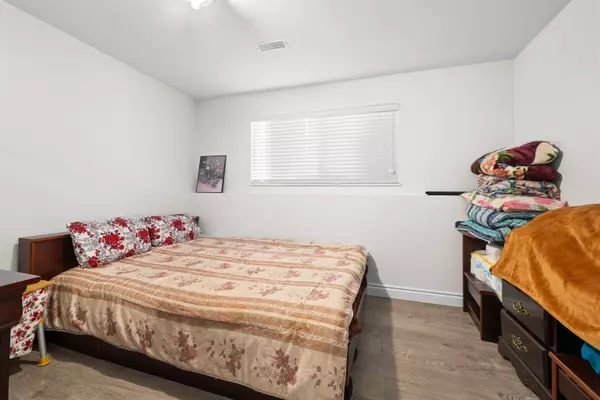 Surrey, BC V3R 2G4,13687 112 AVE