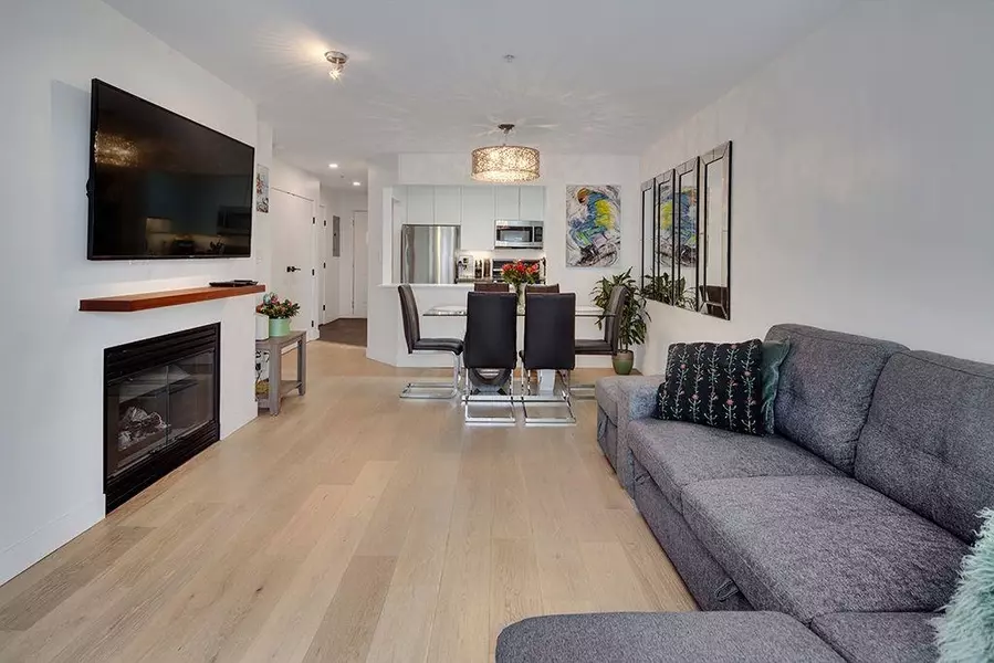 108 W Esplanade AVE #411, North Vancouver, BC V7M 3M8