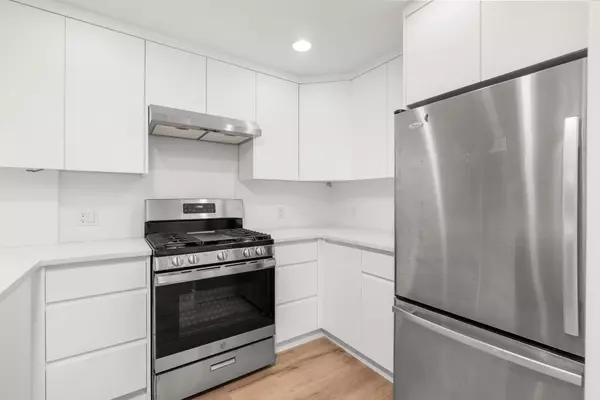 Vancouver, BC V6M 2V9,5770 Oak ST #210