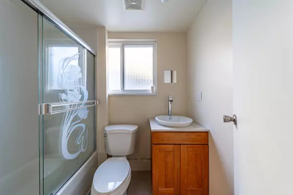 Richmond, BC V7A 4K8,10571 Bissett DR