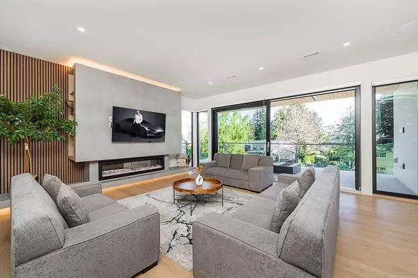 15911 Cliff AVE White Rock, BC V4B 1W8