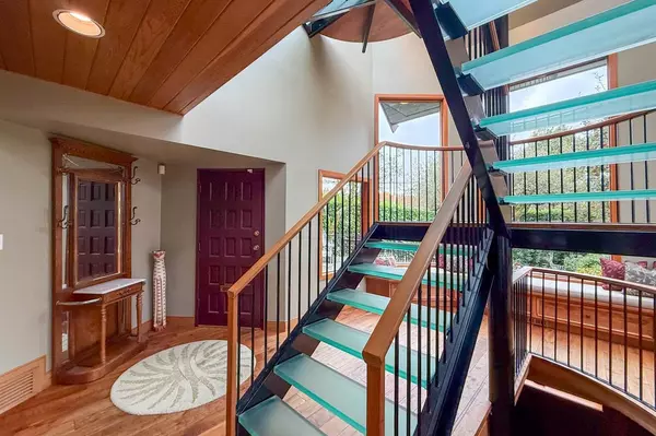 Vancouver, BC V6R 1B4,3850 Point Grey RD