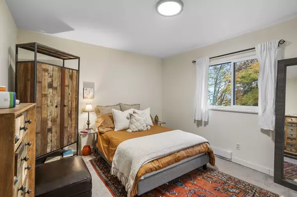 882 Cunningham LN Port Moody, BC V3H 3S4