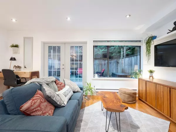 North Vancouver, BC V7G 1W7,2151 Banbury RD #9