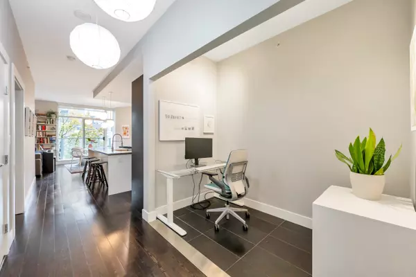 Vancouver, BC V6B 0H2,535 Smithe ST #305