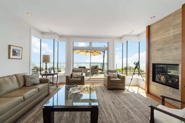 2535 Garden CT #304, West Vancouver, BC V7S 0A1