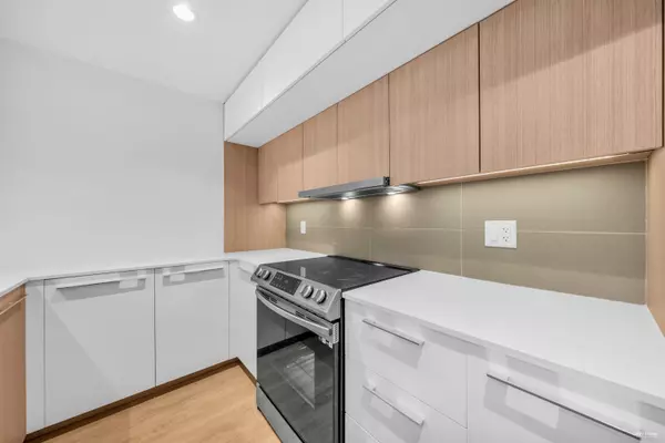 Burnaby, BC V5A 0G4,9888 University CRES #403