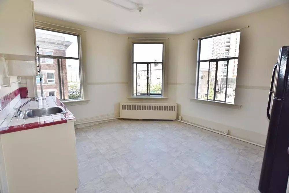 Vancouver, BC V5T 1Z4,2603 Main ST #9