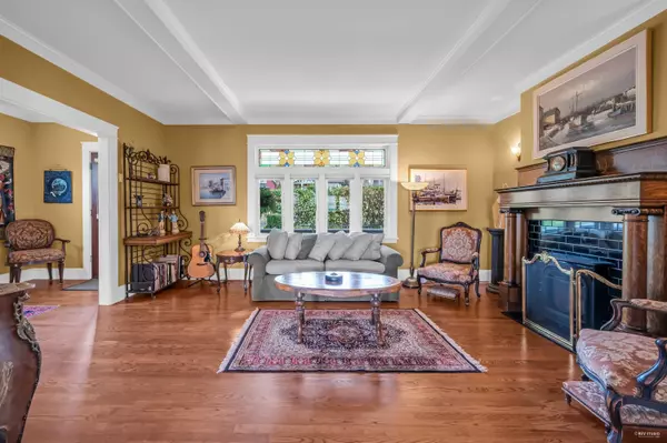 255 W 6th ST, North Vancouver, BC V7M 1K7