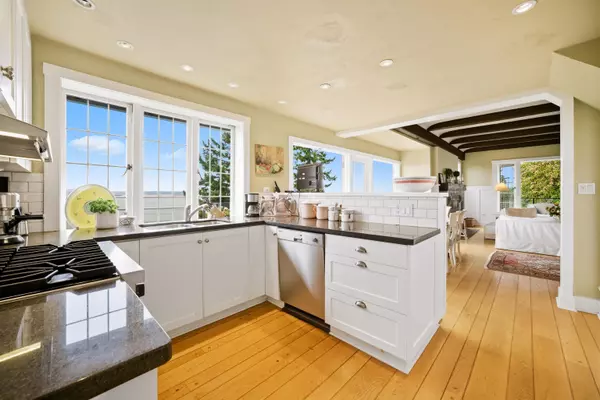 3654 Creery AVE West Vancouver, BC V7V 2M1