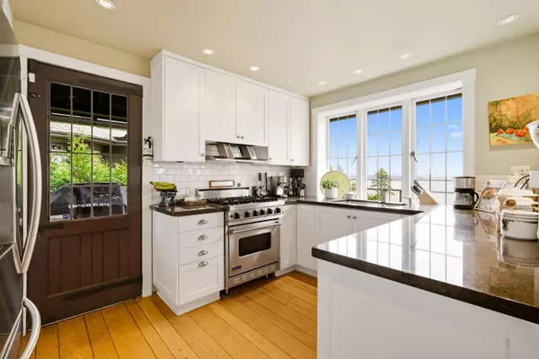 3654 Creery AVE West Vancouver, BC V7V 2M1