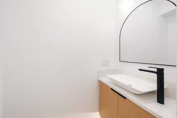 North Vancouver, BC V7M 1K7,261 W 6th ST