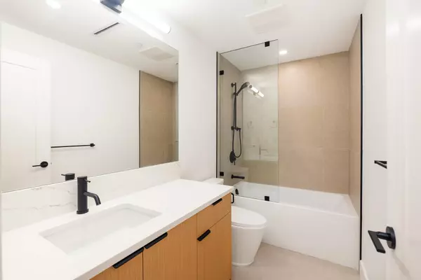 263 W 6th ST North Vancouver, BC V7M 1K7