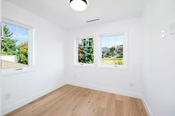 263 W 6th ST North Vancouver, BC V7M 1K7