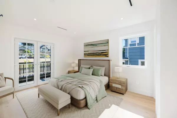 263 W 6th ST North Vancouver, BC V7M 1K7