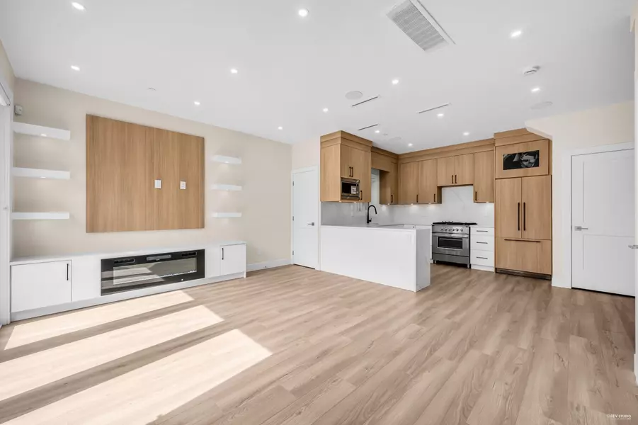 2371 Adanac ST, Vancouver, BC V5L 2E9