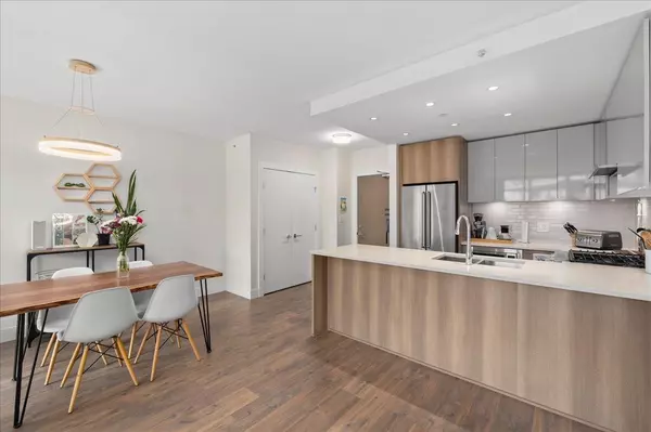 258 Nelson's CT #607, New Westminster, BC V3L 0J9